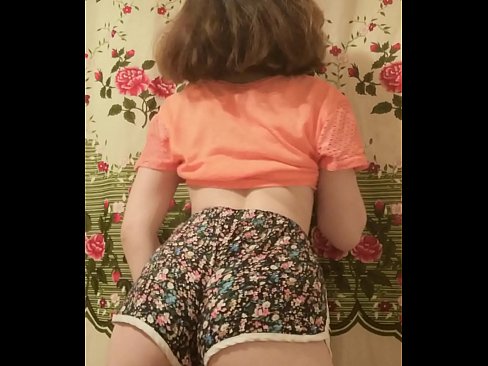 ❤️ Una ghjovana sexy si spoglia i pantaloncini davanti à a camera ❤️ Sessu à co.assistentai.ru ❌