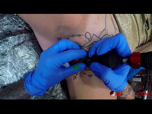 ❤️ Sully Savage, hottie estremamente tatuata, hà fattu un tatuatu nantu à u clitoris ❤️  Sessu à co.assistentai.ru ❌